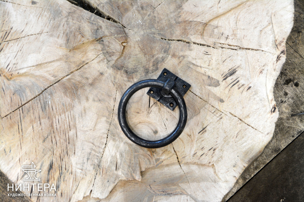 Кольцевая кованая ручка.
Внутренний диаметр 120 мм.
Кованая сталь, покрытие - лак.
Возможна покраска по RAL.

Цены уточняйте. При заказе от 4-х штук - скидки