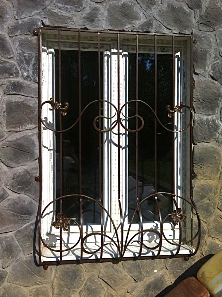 Кованая решетка на окно станет не только элементом безопасности помещения, но и красивым декором. Решетка изготовлена из стали, не подвержена деформации и коррозии, что обеспечивает долгий срок службы.